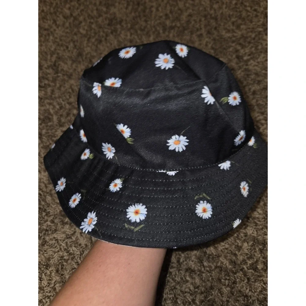 Alice + Olivia Reversible Bucket Hat Daisy Floral Black White New w/ Tags